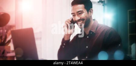 Mann, Büro und Nacht durch Overlay, Telefonanruf oder Netzwerk für Web-Design durch 3D-Holografie mit Lächeln. Programmierexperte, Laptop und Hologramm-benutzeroberfläche für Stockfoto