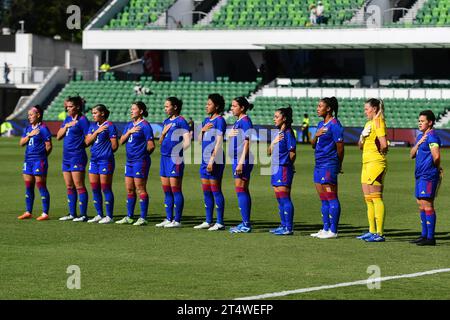 Perth, Australien. November 2023. Die philippinische Frauenfußballmannschaft singt die Nationalhymne beim 2024 AFC Women's Olympic Qualifying Tournament Round 2 Group A Spiel zwischen den Philippinen und der Islamischen republik Iran im Perth Rectangular Stadium. Endpunktzahl: Philippinen 1:0 Islamische Republik Iran. (Foto: Luis Veniegra/SOPA Images/SIPA USA) Credit: SIPA USA/Alamy Live News Stockfoto