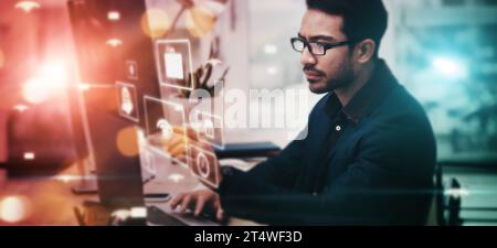 Mann, Büro und Nacht mit Overlay, Laptop und Web Design Innovation durch 3D holografisches ux für Tippen. Programmierexperte, Computer und Hologramm-benutzeroberfläche für Stockfoto