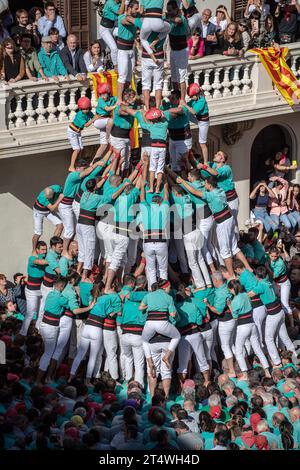 Vilafranca Del Penedes, Esp. November 2023. 'Diada Castellera' am Allerheiligen Vilafranca del Penedes, Spanien, am 1. November 2023 Bau des menschlichen Turms 3 de 10 f m während der 'Diada Castellera' am Allerheiligen. Die Casteller de Vilafranca, der Capgrossos de Mataro, die Xiquets de Tarragona und die Casteller de Sants nehmen am 1. November 2023 mit ihren menschlichen Türmen an der „Diada Castellera“ am Allerheiligen-Tag in Vilafranca del Penedes, Spanien, Teil Stockfoto