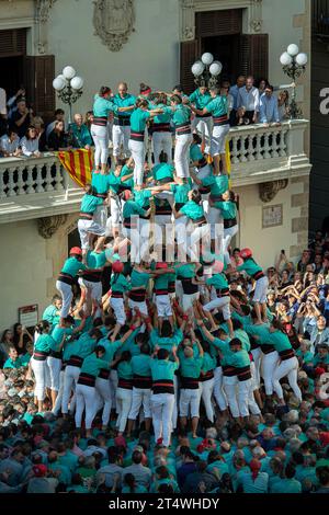 Vilafranca Del Penedes, Esp. November 2023. "Diada Castellera" am Allerheiligen Vilafranca del Penedes, Spanien, am 1. November 2023 Bau des menschlichen Turms 9 von 9 f, beispiellos während der "Diada Castellera" am Allerheiligen. Die Casteller de Vilafranca, der Capgrossos de Mataro, die Xiquets de Tarragona und die Casteller de Sants nehmen am 1. November 2023 mit ihren menschlichen Türmen an der „Diada Castellera“ am Allerheiligen-Tag in Vilafranca del Penedes, Spanien, Teil Stockfoto