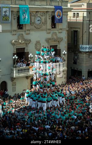 Vilafranca Del Penedes, Esp. November 2023. "Diada Castellera" am Allerheiligen Vilafranca del Penedes, Spanien, am 1. November 2023 Bau des menschlichen Turms 9 von 9 f, beispiellos während der "Diada Castellera" am Allerheiligen. Die Casteller de Vilafranca, der Capgrossos de Mataro, die Xiquets de Tarragona und die Casteller de Sants nehmen am 1. November 2023 mit ihren menschlichen Türmen an der „Diada Castellera“ am Allerheiligen-Tag in Vilafranca del Penedes, Spanien, Teil Stockfoto