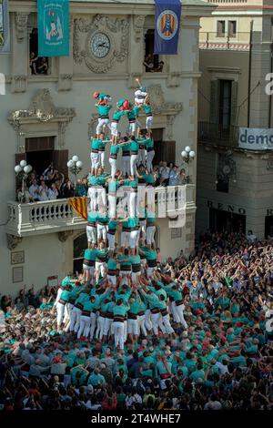 Vilafranca Del Penedes, Esp. November 2023. "Diada Castellera" am Allerheiligen Vilafranca del Penedes, Spanien, am 1. November 2023 menschlicher Turm 9 von 9 f beispiellos während der "Diada Castellera" an Allerheiligen. Die Casteller de Vilafranca, der Capgrossos de Mataro, die Xiquets de Tarragona und die Casteller de Sants nehmen am 1. November 2023 mit ihren menschlichen Türmen an der „Diada Castellera“ am Allerheiligen-Tag in Vilafranca del Penedes, Spanien, Teil Stockfoto