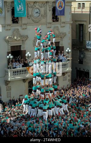 Vilafranca Del Penedes, Esp. November 2023. "Diada Castellera" am Allerheiligen Vilafranca del Penedes, Spanien, am 1. November 2023 menschlicher Turm 9 von 9 f beispiellos während der "Diada Castellera" an Allerheiligen. Die Casteller de Vilafranca, der Capgrossos de Mataro, die Xiquets de Tarragona und die Casteller de Sants nehmen am 1. November 2023 mit ihren menschlichen Türmen an der „Diada Castellera“ am Allerheiligen-Tag in Vilafranca del Penedes, Spanien, Teil Stockfoto