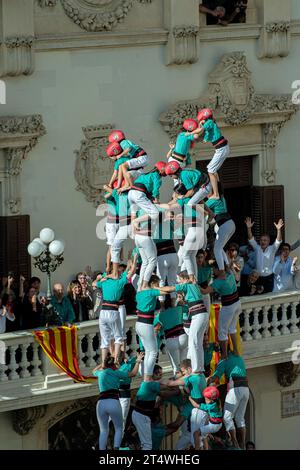 Vilafranca Del Penedes, Esp. November 2023. "Diada Castellera" am Allerheiligen Vilafranca del Penedes, Spanien, am 1. November 2023 Fall des menschlichen Turms 9 von 9 f beispiellos während der "Diada Castellera" am Allerheiligen. Die Casteller de Vilafranca, der Capgrossos de Mataro, die Xiquets de Tarragona und die Casteller de Sants nehmen am 1. November 2023 mit ihren menschlichen Türmen an der „Diada Castellera“ am Allerheiligen-Tag in Vilafranca del Penedes, Spanien, Teil Stockfoto