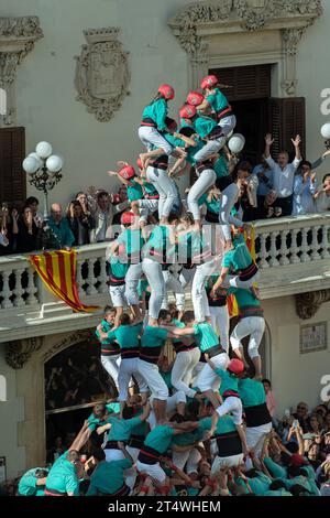 Vilafranca Del Penedes, Esp. November 2023. "Diada Castellera" am Allerheiligen Vilafranca del Penedes, Spanien, am 1. November 2023 Fall des menschlichen Turms 9 von 9 f beispiellos während der "Diada Castellera" am Allerheiligen. Die Casteller de Vilafranca, der Capgrossos de Mataro, die Xiquets de Tarragona und die Casteller de Sants nehmen am 1. November 2023 mit ihren menschlichen Türmen an der „Diada Castellera“ am Allerheiligen-Tag in Vilafranca del Penedes, Spanien, Teil Stockfoto