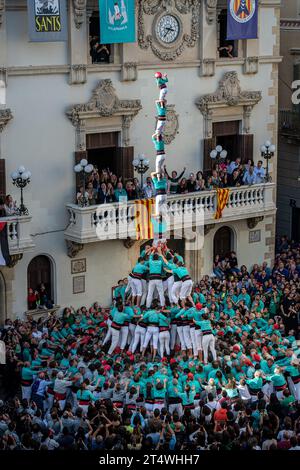 Vilafranca Del Penedes, Esp. November 2023. 'Diada Castellera' am Allerheiligen-Tag Vilafranca del Penedes, Spanien, am 1. November 2023 Pilar de 8 während des 'Diada Castellera' am Allerheiligen-Tag. Die Casteller de Vilafranca, der Capgrossos de Mataro, die Xiquets de Tarragona und die Casteller de Sants nehmen am 1. November 2023 mit ihren menschlichen Türmen an der „Diada Castellera“ am Allerheiligen-Tag in Vilafranca del Penedes, Spanien, Teil Stockfoto