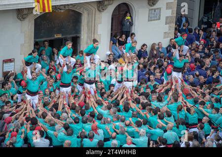 Vilafranca Del Penedes, Esp. November 2023. 'Diada Castellera' am Allerheiligen-Tag Vilafranca del Penedes, Spanien, am 1. November 2023 menschliche Abschiedssäulen während der 'Diada Castellera' am Allerheiligen-Tag. Die Casteller de Vilafranca, die Capgrossos de Mataro, die Xiquets de Tarragona und die Casteller de Sants nehmen am 1. November 2023 mit ihren menschlichen Türmen an der „Diada Castellera“ am Allerheiligen-Tag in Vilafranca del Penedes, Spanien, Teil Stockfoto