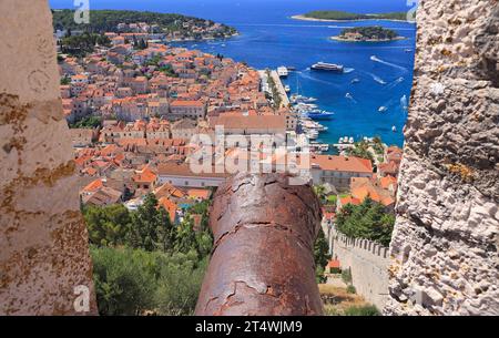 Blick aus der Vogelperspektive auf den Hafen von Hvar mit Adria und Booten, Kroatien Stockfoto