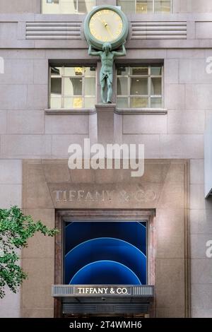 Blick auf die Fassade von Tiffany and Co. Flagship Store , ein zehnstöckiges Einzelhandelsgebäude in Midtown Manhattan, New York City, luxuriöses Einkaufsviertel Stockfoto