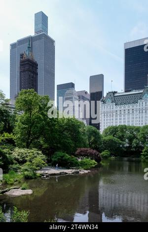 Blick auf die Skyline von Manhanttan vom Teich aus, einem von sieben Wasserkörpern im Central Park, in der Nähe des Grand Army Plaza, Central Park South Stockfoto