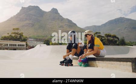 Rollerskate, Mockup und Blick mit Freunden in einem Skatepark zusammen für Sport, Spaß oder Erholung. Skaten, Bergsteigen oder Fitness mit Mann und Frau Stockfoto