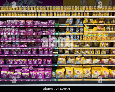 Budva, Montenegro - 01. november 2023: Trockenfutter und Dosenfutter für Hunde und Katzen befinden sich in den Regalen des Supermarktes Stockfoto