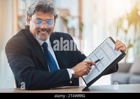 Dokument-, Buchhaltungs- und Geschäftsmann im Büroporträt für Beratung, Budgetberatung oder Asset Management. POV-Sitzung des Finanzberaters Stockfoto