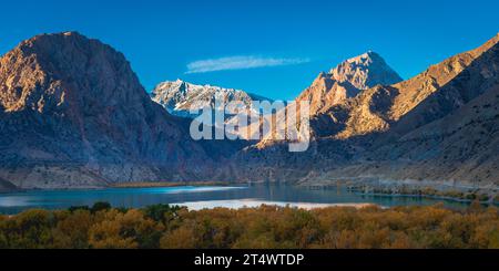 Wunderschönes Iskandarkul im Herbst. Fann-Berge, Tadschikistan. Stockfoto