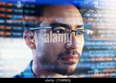Asiatischer Mann, Gesicht und Programmierung bei Nacht mit Overlay oder Dashboard von Code, Malware oder Software im Büro. Männliche Person, Programmierer oder Programmierer, die arbeiten Stockfoto
