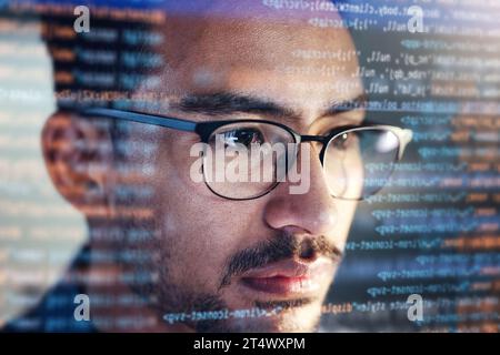 Mann, Gesicht und Programmierung in der Nacht mit Overlay oder Dashboard von Code, Malware oder Software im Büro. Männlicher Mensch, Programmierer oder Programmierer, der spät arbeitet Stockfoto