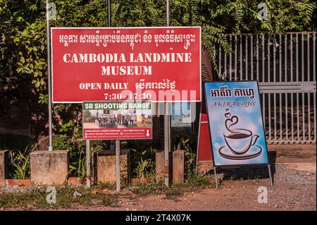 Zweisprachiges Schild 'Cambodia Landmine Museum', Provinz Siem Reap, Kambodscha. © Kraig Lieb Stockfoto