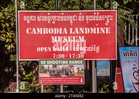 Zweisprachiges Schild 'Cambodia Landmine Museum', Provinz Siem Reap, Kambodscha. © Kraig Lieb Stockfoto