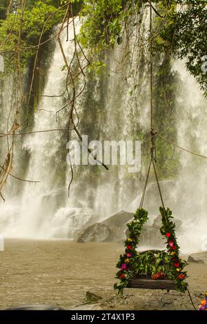 Vertikales Bild des Wasserfalls am Siem Reap River. Phnom Kulen - der heilige Berg in Kambodscha, der Gipfel des Berges ist der heilige Ort für hin Stockfoto