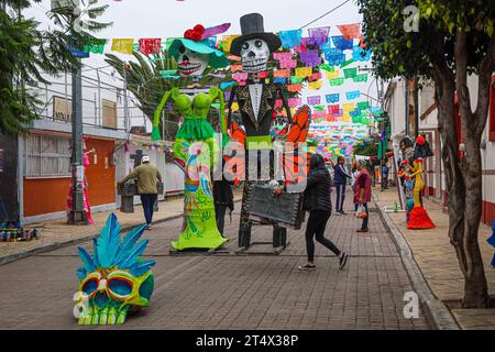 MEXIKO-STADT, MEXIKO - 1. NOVEMBER: Stadt San Andrés Mixquic bei Feierlichkeiten zum „Tag der Toten“ am 1. November 2023 in Mexiko-Stadt, Mexiko. Der Tag von Stockfoto