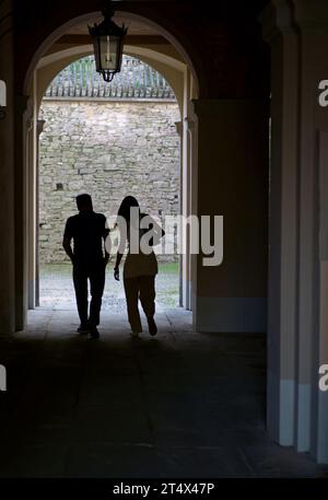 Bergamo, eine der schönsten Städte Italiens. Zwei Freunde, ein Paar spazieren durch die alten Straßen der italienischen Stadt Bergamo Stockfoto