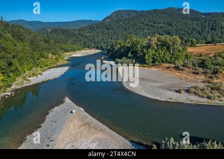 Rogue River am Zusammenfluss des Illinois River, von der Brücke auf der Agness Rd in der Gemeinde Agness, Klamath Mountains, Rogue River Siskiyou Natl Forest, Oregon Stockfoto