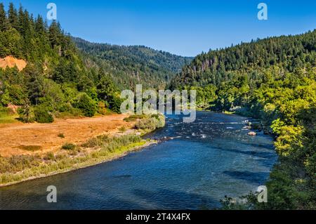 Rogue River, Blick in die Nähe des Zusammenflusses des Illinois River und der Gemeinde Agness, Klamath Mountains, Rogue River Siskiyou National Forest, Oregon, USA Stockfoto