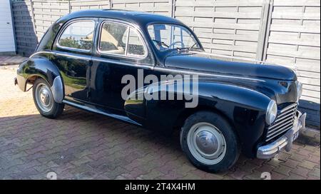 Bordeaux , Frankreich - 10 26 2023 : Peugeot 203 schwarz alt fünfziger Jahre Retro Auto 60er Jahre französisch populär Fahrzeug Stockfoto