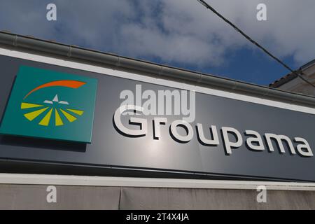 Bordeaux , Frankreich - 10 31 2023 : Groupama Logo grüne Marke und Textschild an der Wandfassade französische Büroversicherungsagentur Stockfoto