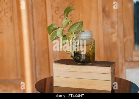 Stapel Bücher auf Glastisch auf dem Balkon des Hauses. Bildungs- und Wissenskonzept. Ein Haufen Bücher zum Lesen Stockfoto