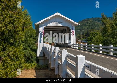 Grave Creek Bridge, eine überdachte Howe-Truss-Brücke in der Gemeinde Sunny Valley, Oregon, USA Stockfoto