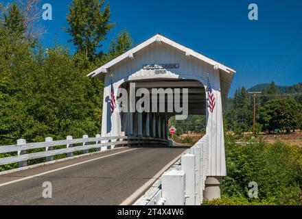 Grave Creek Bridge, eine überdachte Howe-Truss-Brücke in der Gemeinde Sunny Valley, Oregon, USA Stockfoto