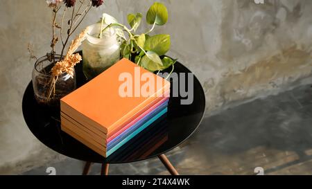 Stapel Bücher auf Glastisch auf dem Balkon des Hauses. Bildungs- und Wissenskonzept. Ein Haufen Bücher zum Lesen Stockfoto