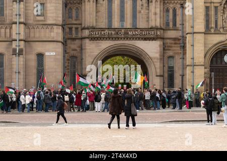 University of Manchester. Protest gegen den Völkermord in Gaza, Palästina und das Graphene-Institut. Whitworth Building Arch mit Universitätslogo, Oxford Road. Stockfoto