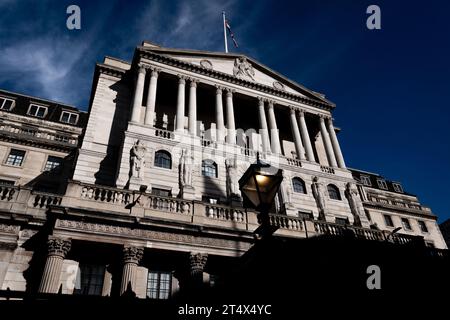 Aktenfoto vom 09/23 der Bank of England, London. Die Augen werden auf die Prognosen der Bank of England für die britische Wirtschaft am Donnerstag gerichtet sein, da von den Entscheidungsträgern erwartet wird, dass die Zinssätze unverändert bei 5,25 % bleiben. Ausgabedatum: Donnerstag, 2. November 2023. Stockfoto