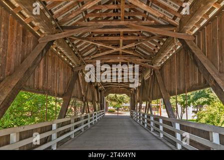 Holzbalken, Dach an der Grave Creek Bridge, einer überdachten Howe-Fachwerkbrücke in Sunny Valley, Oregon, USA Stockfoto