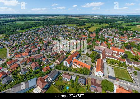 Aus der Vogelperspektive nach Buxheim, einem Dorf bei Memmingen in der Donau-Iller-Region im bayerischen Teil des oberschwabens Stockfoto