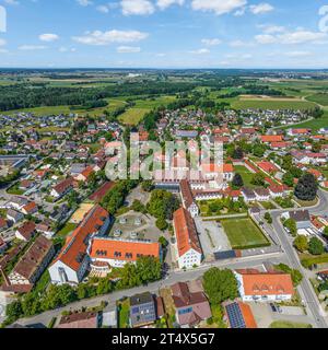 Aus der Vogelperspektive nach Buxheim, einem Dorf bei Memmingen in der Donau-Iller-Region im bayerischen Teil des oberschwabens Stockfoto