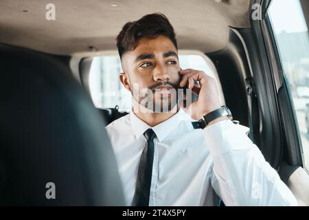 Seriöser Mann, Telefonanruf und Reisen im Business Car für Verbindungen, mobile Netzwerke und Reisen. Indischer Arbeiter, der denkt und redet Stockfoto