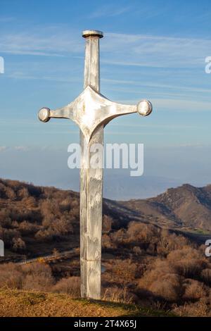 Berühmtes Didgori-Kampfmonument mit riesigen Schwüngen und Skulpturen. Georgien, Geschichte Stockfoto