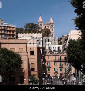 MESSINA, SIZILIEN, ITALIEN - 15. SEPTEMBER 2023: Blick auf die Via Oratorio S. Francesco Straße in Richtung Heiligtum Santa Maria di Montalto Kirche (Santuario d Stockfoto