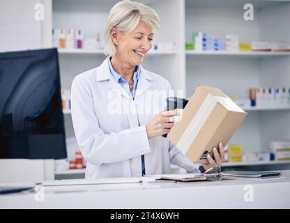 Leitender Apotheker, Frau und Scannerpaket, Kassierer mit Medizin und Apotheke, digitaler Barcode und Lagerbarcode. Pharmazeutisch, Kiste mit Medikamenten und weiblich Stockfoto