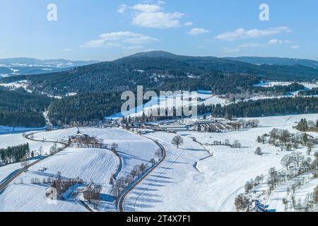 Winterlicher Nachmittag im Bayerischen Wald, Blick aus der Vogelperspektive auf den Kurort Bodemais in der Arber Region Stockfoto