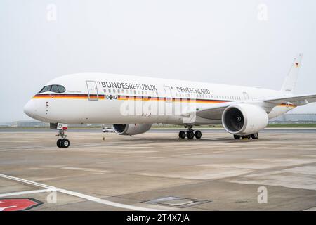 Flugbereitschaft Bundesministerium der Verteidigung - Luftwaffe - militärischer Teil Flughafen Köln-Bonn - Luftwaffenkaserne Wahn - Airbus A350-900XWB Theodor Heuss - Flugzeug Airbus A350 - auf dem Vorfeld der FlugbereitschaftFlugbereitschaft Bundesministerium der Verteidigung - Luftwaffenkaserne Wahn - Airbus A350-900XWB Theodor Heuss - Flugzeug Airbus Airbus A350 - auf dem Vorfeld der Flugbereitschaft, Köln-Bonn Nordrhein-Westfalen Deutschland Militärischer Teil Flughafen *** Luftreife Bundesministerium für Verteidigung Luftwaffe militärischer Teil Colog Stockfoto