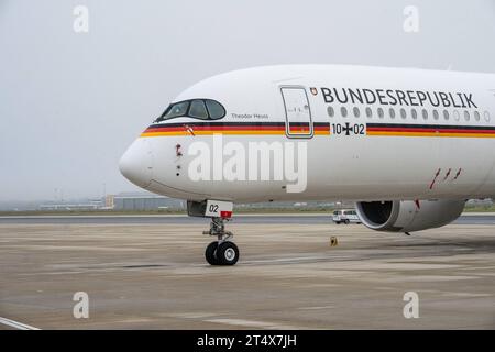 Flugbereitschaft Bundesministerium der Verteidigung - Luftwaffe - militärischer Teil Flughafen Köln-Bonn - Luftwaffenkaserne Wahn - Airbus A350-900XWB Theodor Heuss - Flugzeug Airbus A350 - auf dem Vorfeld der FlugbereitschaftFlugbereitschaft Bundesministerium der Verteidigung - Luftwaffenkaserne Wahn - Airbus A350-900XWB Theodor Heuss - Flugzeug Airbus Airbus A350 - auf dem Vorfeld der Flugbereitschaft, Köln-Bonn Nordrhein-Westfalen Deutschland Militärischer Teil Flughafen *** Luftreife Bundesministerium für Verteidigung Luftwaffe militärischer Teil Colog Stockfoto