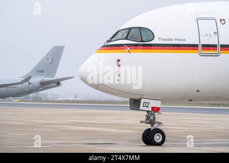 Flugbereitschaft Bundesministerium der Verteidigung - Luftwaffe - militärischer Teil Flughafen Köln-Bonn - Luftwaffenkaserne Wahn - Airbus A350-900XWB Theodor Heuss - Flugzeug Airbus A350 - auf dem Vorfeld der FlugbereitschaftFlugbereitschaft Bundesministerium der Verteidigung - Luftwaffenkaserne Wahn - Airbus A350-900XWB Theodor Heuss - Flugzeug Airbus Airbus A350 - auf dem Vorfeld der Flugbereitschaft, Köln-Bonn Nordrhein-Westfalen Deutschland Militärischer Teil Flughafen *** Luftreife Bundesministerium für Verteidigung Luftwaffe militärischer Teil Colog Stockfoto