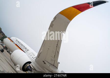 Flugbereitschaft Bundesministerium der Verteidigung - Luftwaffe - militärischer Teil Flughafen Köln-Bonn - Luftwaffenkaserne Wahn - Airbus A350-900XWB Theodor Heuss - Flugzeug Airbus A350 - auf dem Vorfeld der Flugbereitschaft - Winglet an der FlügelspitzeFlugbereitschaft Bundesministerium der Verteidigung - Luftwaffe - militärischer Teil Flughafen Köln-Bonn - Luftwaffenkaserne Wahn - Airbus A350-900XWB Theodor Heuss - Flugzeug Airbus A350 - auf dem Vorfeld der Flugbereitschaft - Winglet an der Flügelsp, Köln-Bonn Nordrhein-Westfalen Deutschland Militärischer Teil Flughafen *** Air Readiness F Stockfoto