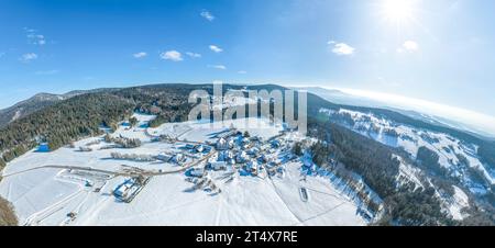 Winterlicher Blick auf Greising, eine Ortschaft von Deggendorf im Bayerischen Wald in Niederbayern Stockfoto