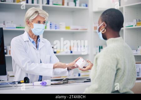 Senior Apotheker, Frauen und Pillen, Klientin und Kassierer mit Medizin in der Apotheke, Gesichtsmaske und Hilfe. Pharmazeutika, Tablettenschachtel und weibliche Menschen Stockfoto